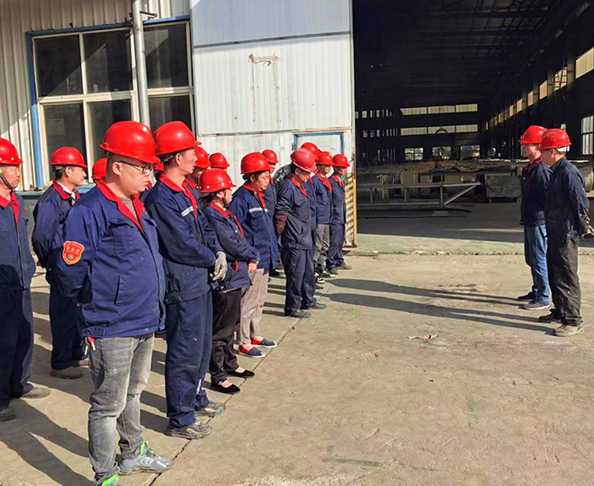 Mr. Huang, the production manager of Jiangsu Aoguan, is like an old and diligent ox in the galvanizing and coating industry.